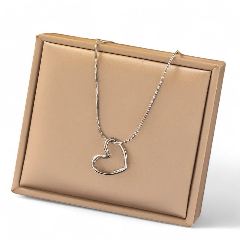 Silberne Herzkette aus Stahl