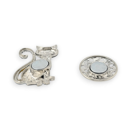 Silberne magnetische Brosche in Katzenform mit Art-Deco-Elementen und rundem Magnetverschluss, elegantes Accessoire