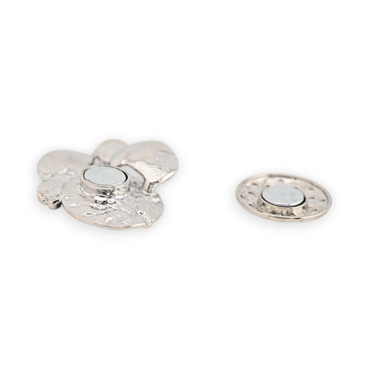 Magnetische Broschen mit Lebensbaum-Motiv und silberner Spirale, detaillierte Metallarbeit mit eingebetteten Magneten