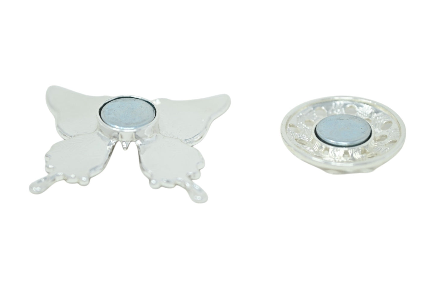 Vintage silberne magnetische Schmetterling-Brosche und runde Brosche mit transparenten Flügeln und silbernem Magnet