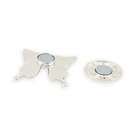 Silberne Schmetterlingsbrosche mit blau-grünen Nuancen, elegantes Accessoire für Kleidung