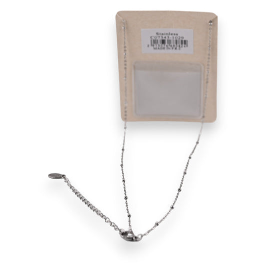 Filigrane Stahlhalskette mit Anhänger auf Produktkarte, silberne Kette mit feinen Perlen und Verschluss
