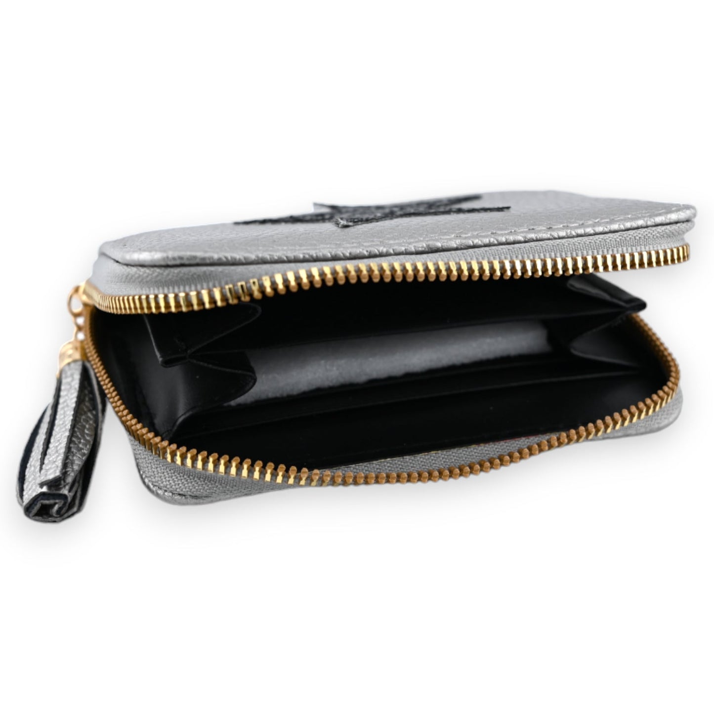 Silberne Geldbörse mit Sternmotiv und goldenem Reißverschluss, leicht geöffnet zeigt schwarzes Innenfutter