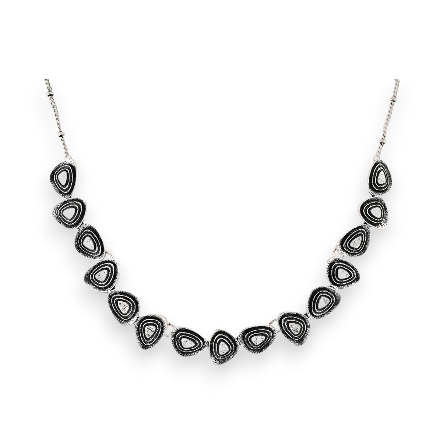 Vintage Silberkette mit gestaffelten ovalen Anhängern, schwarze und silberne Akzente, elegantes Design