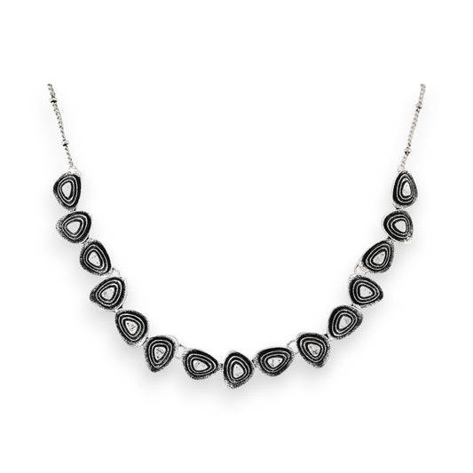 Vintage Silberkette mit gestaffelten ovalen Anhängern, schwarze und silberne Akzente, elegantes Design