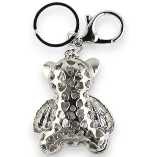 Silberner Schlüsselanhänger in Teddybär-Form mit durchbrochenen Herzen, an einem Schlüsselring befestigt