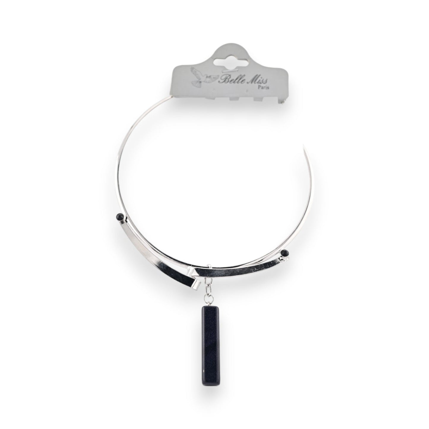 Eleganter silberner Choker von Belle Miss mit schwarzem rechteckigem Anhänger, modernes Design, auf Produktkarte