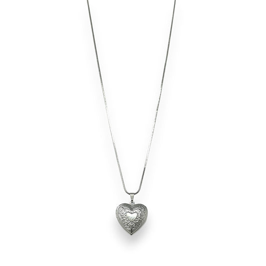 Silberne Halskette mit filigranem Herz-Medaillon-Anhänger auf weißem Hintergrund, geöffnet zeigt Inneres
