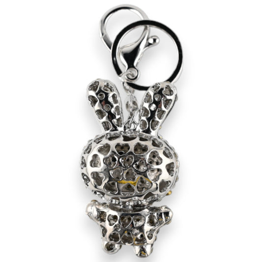 Silberner Schlüsselanhänger in Hasenform mit Strass-Steinen verziert, filigrane Herzmuster, weiß und grau