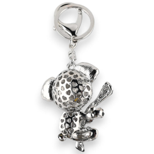 Silberner Koala-Schlüsselanhänger mit Herzmuster, hängend an einem Ast. Detaillierter Anhänger aus glänzendem Metall.
