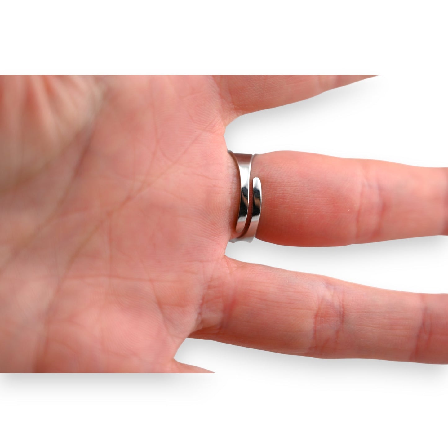 Silberner Stahlring am Finger, schlicht und elegant, mit glatter Oberfläche und minimalistischem Design