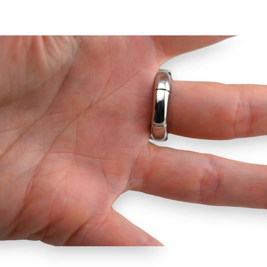 Glänzender Silberring am Finger, schlichte Eleganz mit gewölbter Oberfläche und glatter Struktur