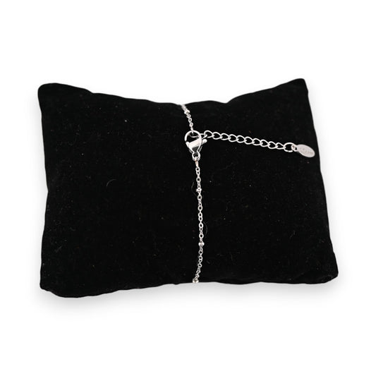 Feines silbernes Stahlarmband auf schwarzem Samtkissen, zarte Kette mit Verschluss und Verlängerung sichtbar