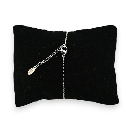 Silbernes Stahlarmband mit Katzenanhänger auf schwarzem Samtkissen, Schmuckpräsentation für Katzenfans