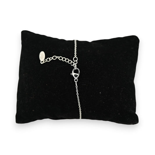 Silberfarbenes Stahlarmband auf schwarzem Samtkissen, filigrane Kette mit Verschluss und Verlängerung sichtbar