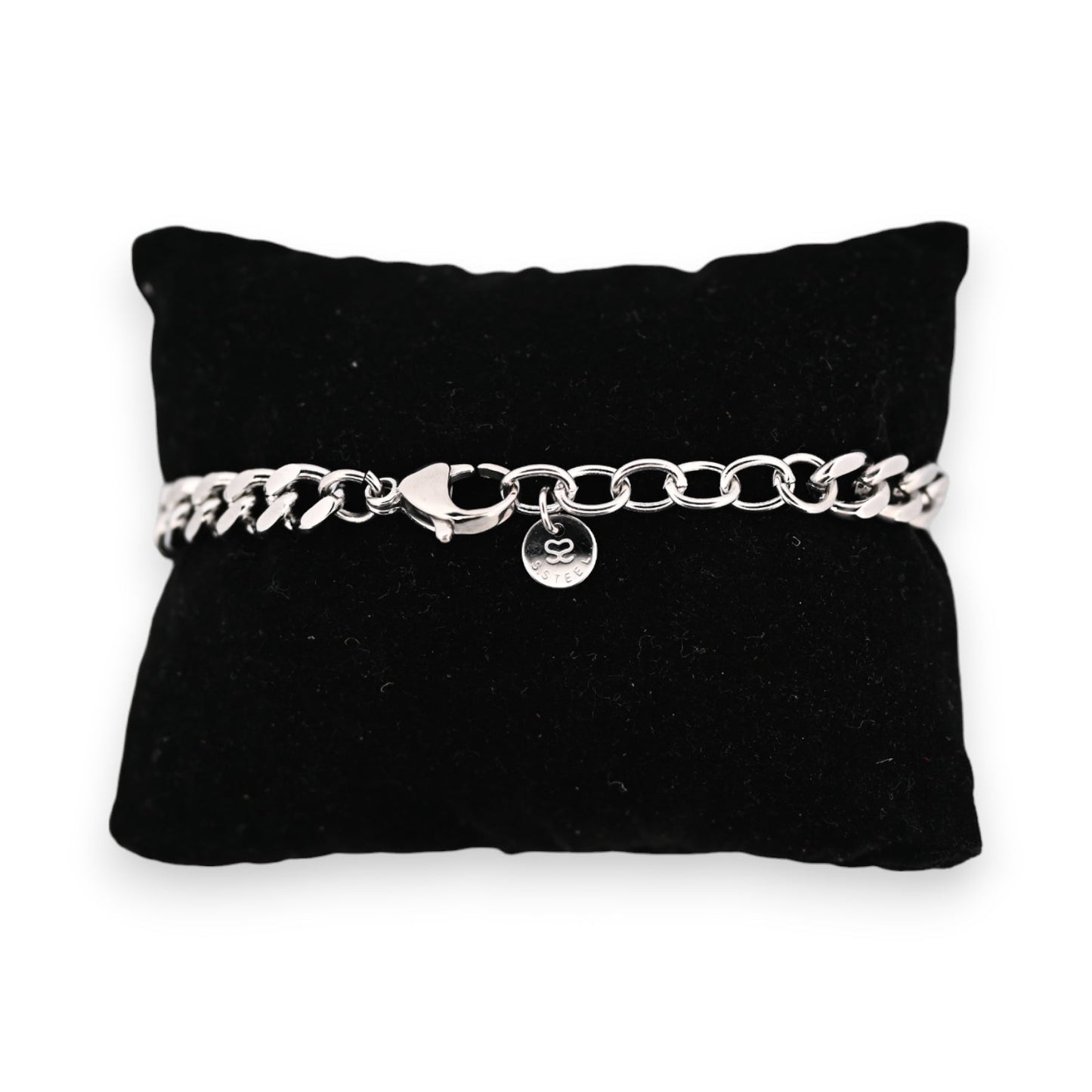 Silbernes Kettenarmband auf schwarzem Samtkissen mit glänzendem Herzanhänger und Verschluss, elegantes Schmuckstück