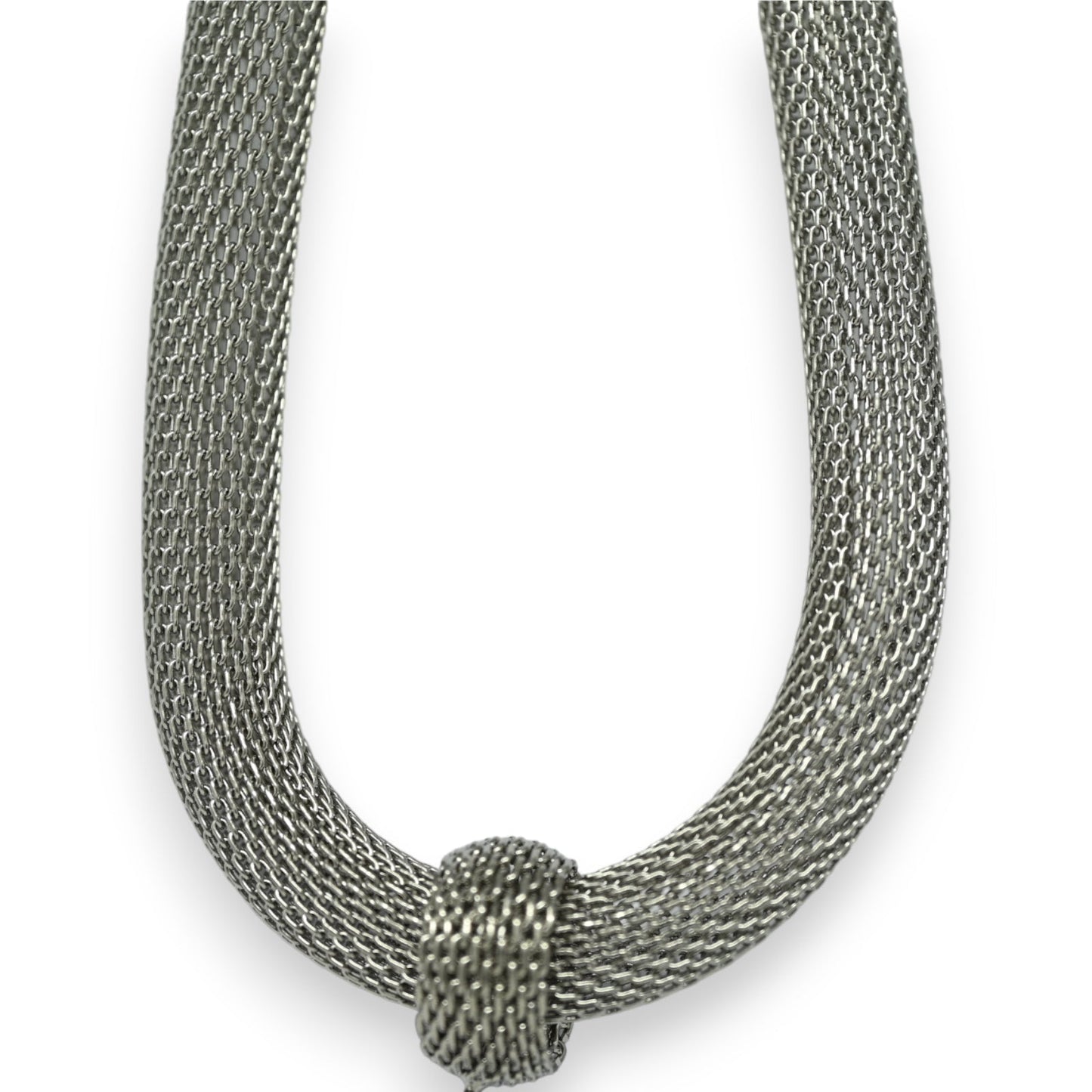 Silbernes Mesh-Collier mit detaillierter Knotenstruktur, elegantes Design für modischen Schmuck