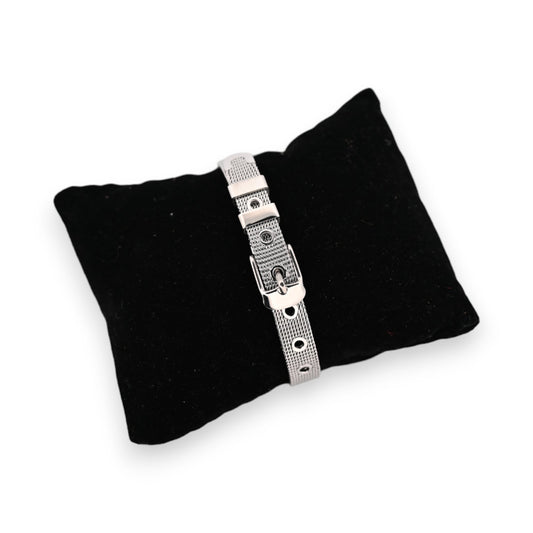 Silbernes Stahlarmband mit Herzdesign auf schwarzem Samtkissen, elegantes Schmuckstück für Damen