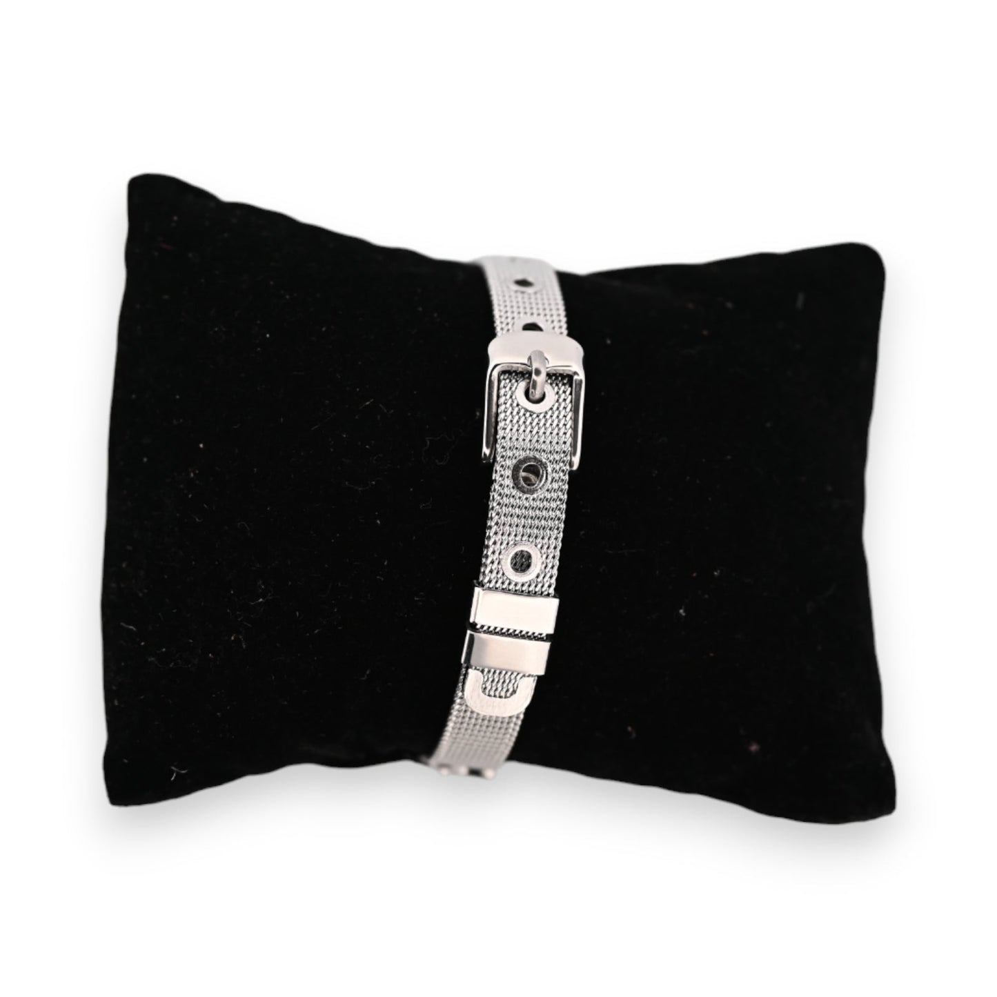 Silbernes Stahlarmband mit Gürtelschnalle auf schwarzem Samtkissen, modernes Design für eleganten Schmuck