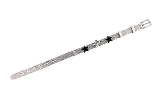 Silberfarbenes Stahlarmband mit Meshband, Verschluss und drei Sternapplikationen: zwei schwarz, einer mit Glitzersteinen