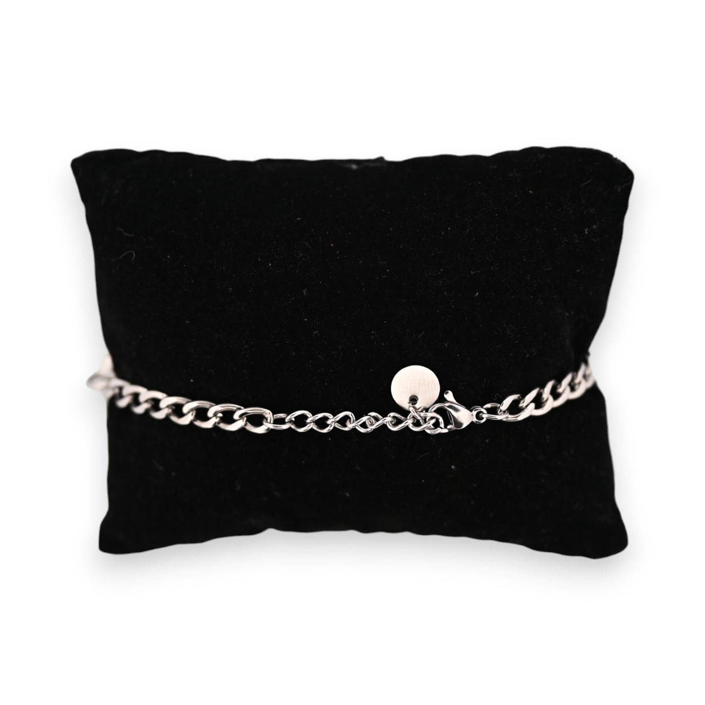 Silbernes Stahlarmband mit Strasskreis-Kette auf schwarzem Samtkissen, elegantes Schmuckstück für Damen