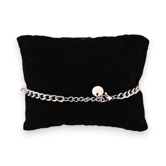 Silbernes Stahlarmband mit Strasskreis-Kette auf schwarzem Samtkissen, elegantes Schmuckstück für Damen