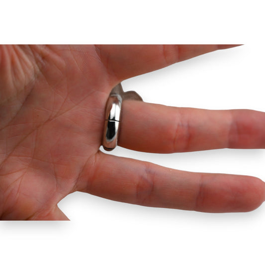 Silberner Ehering am Ringfinger einer Hand, nahaufnahme auf weißem Hintergrund, glänzende Oberfläche