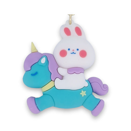 Niedlicher Schlüsselanhänger mit weißem Hasen auf türkisfarbenem Einhorn, pastellfarben, kawaii-Stil, Kinderspielzeug