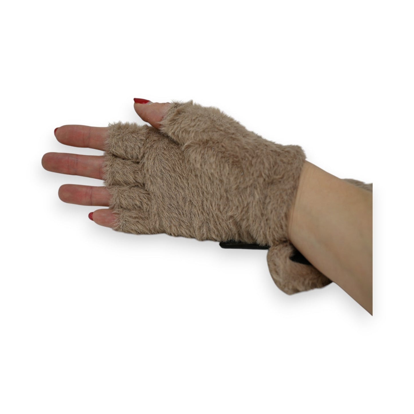 Flauschige fingerlose Handschuhe in Taupe, mit Fell bedeckt und freiliegenden Fingerspitzen mit rotem Nagellack