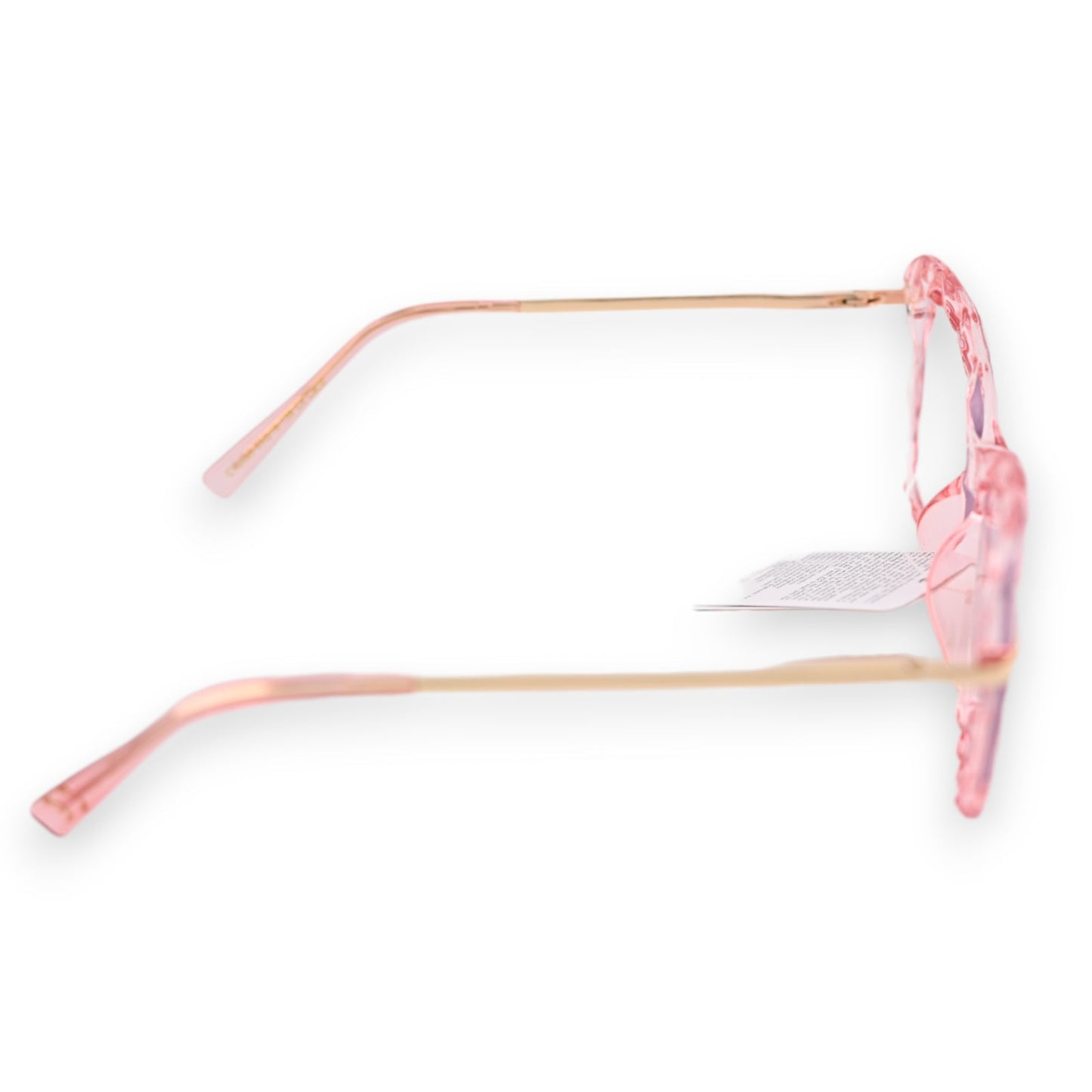 Transparente rosa Sonnenbrille mit goldenen Bügeln, seitliche Ansicht, Produktetikett sichtbar, auf weißem Hintergrund