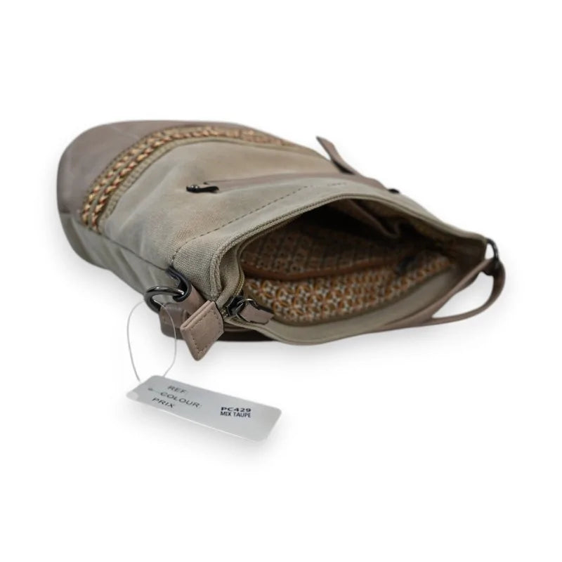 Beige-taupe Bohème-Umhängetasche mit geflochtenen Details und Etikett, geöffnet