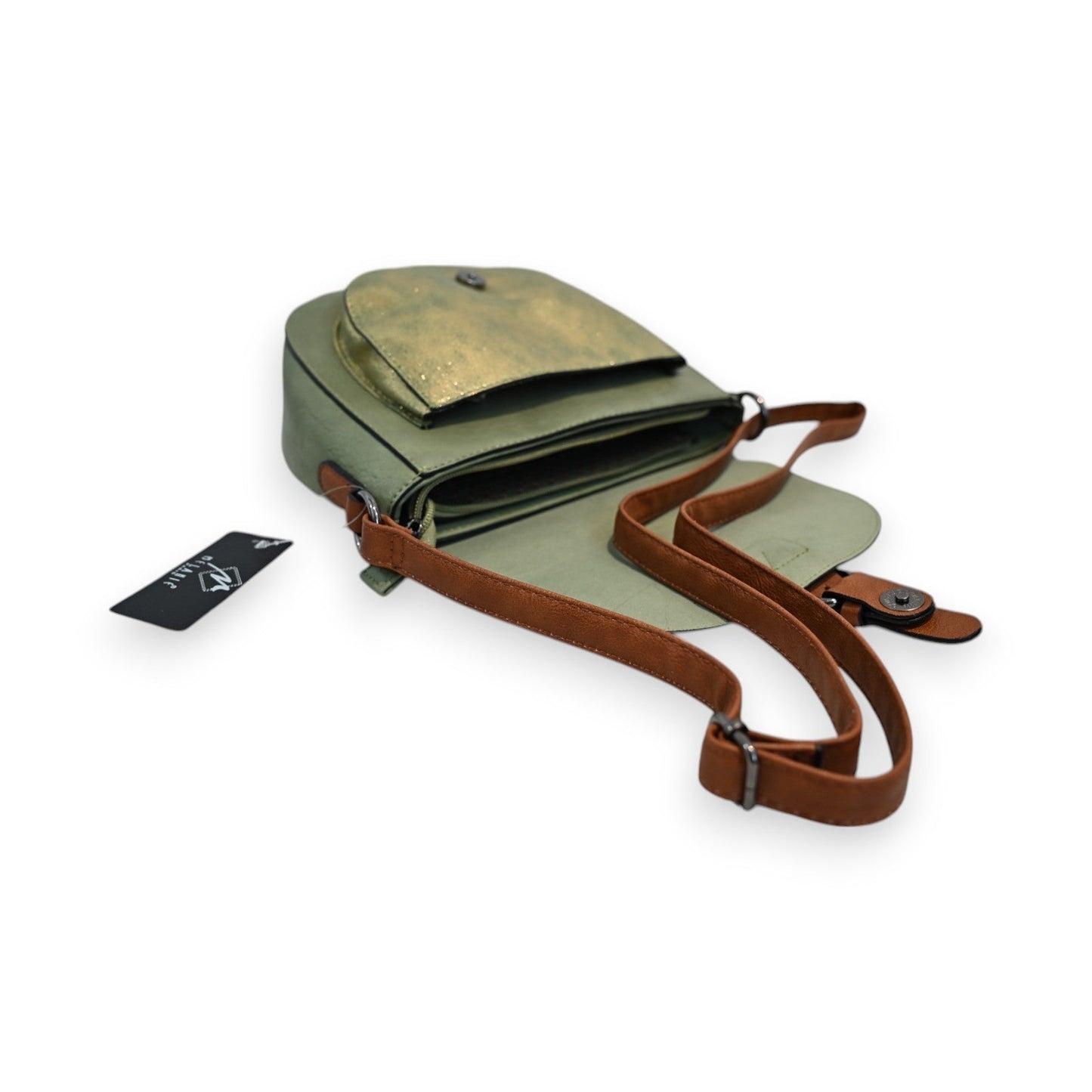 Vintage Umhängetasche in Mandelgrün mit braunem Lederriemen, goldenem Überschlag und Marken-Tag, auf weißem Hintergrund