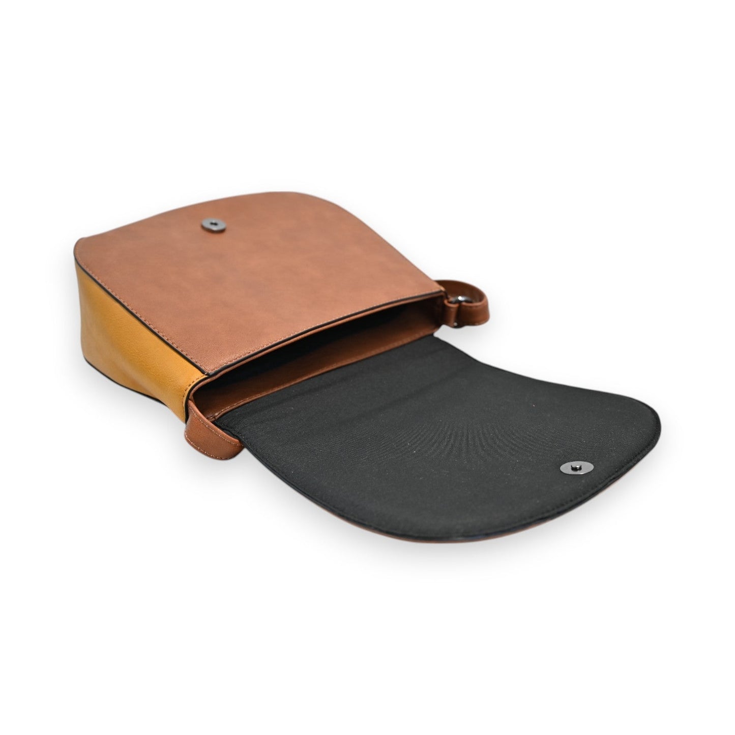 Elegante Umhängetasche in Camel mit schwarzem Innenfutter, geöffnet. Hochwertiges Leder, minimalistisches Design.