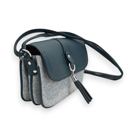 Zweifarbige Umhängetasche aus Leder und Stoff in Petrolblau und Grau mit Quaste und verstellbarem Riemen