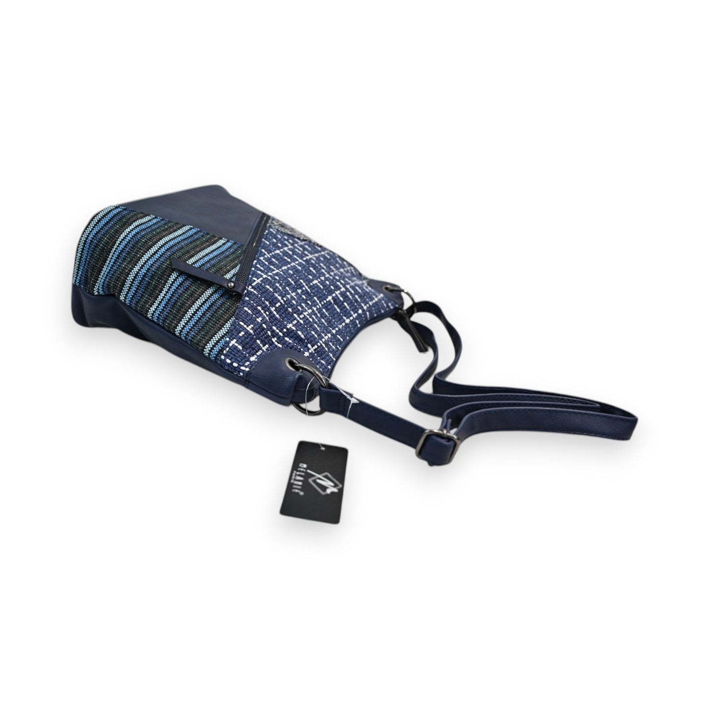 Blaue Umhängetasche mit Patchwork-Design, Streifenmuster und Karomuster, verstellbarem Schulterriemen und Markenanhänger