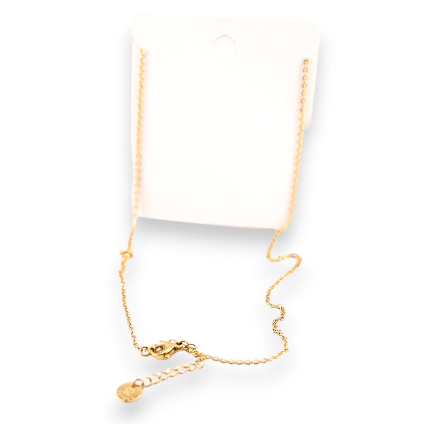 Feine goldene Halskette mit delikatem Verschluss und Anhänger, auf weißem Hintergrund präsentiert
