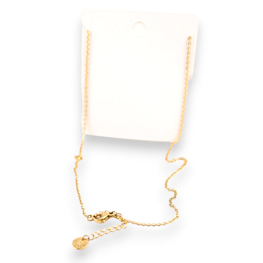 Feine goldene Halskette mit delikatem Verschluss und Anhänger, auf weißem Hintergrund präsentiert