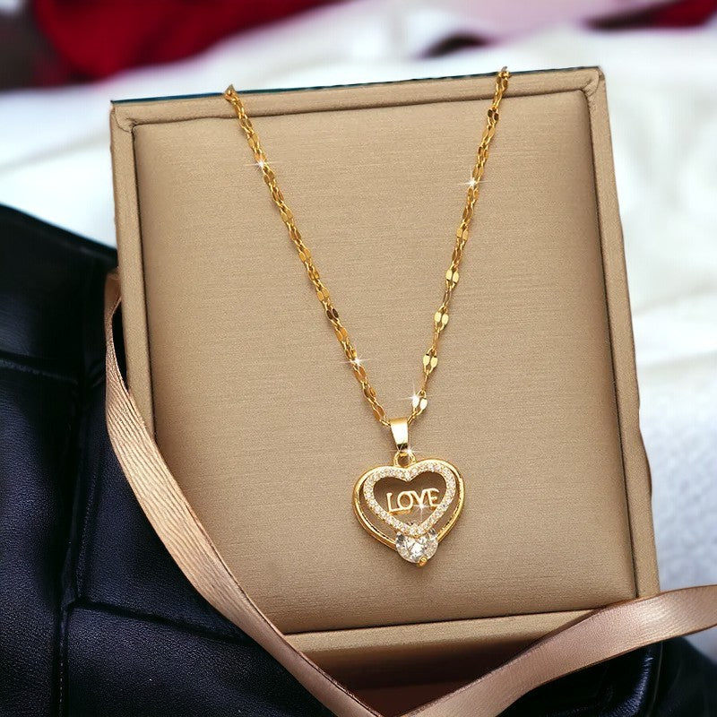 Vergoldete Stahlhalskette mit Herzanhänger "Love"