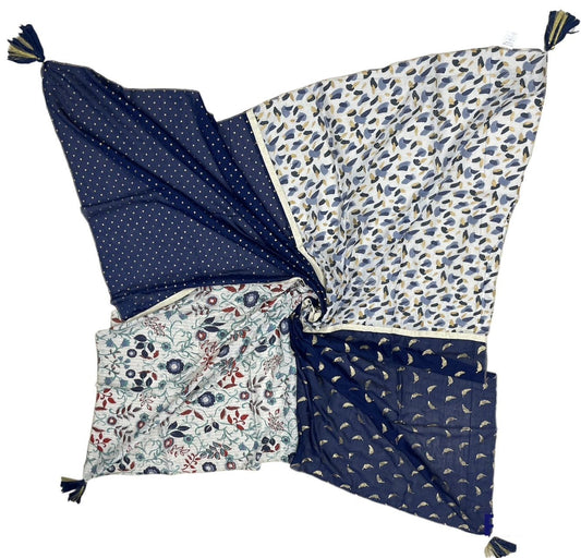 Vielseitiger Schal mit 4 Mustern: Punkten, Blättern, Blumen und Flecken in Blau, Weiß und Senfgelb mit Quasten