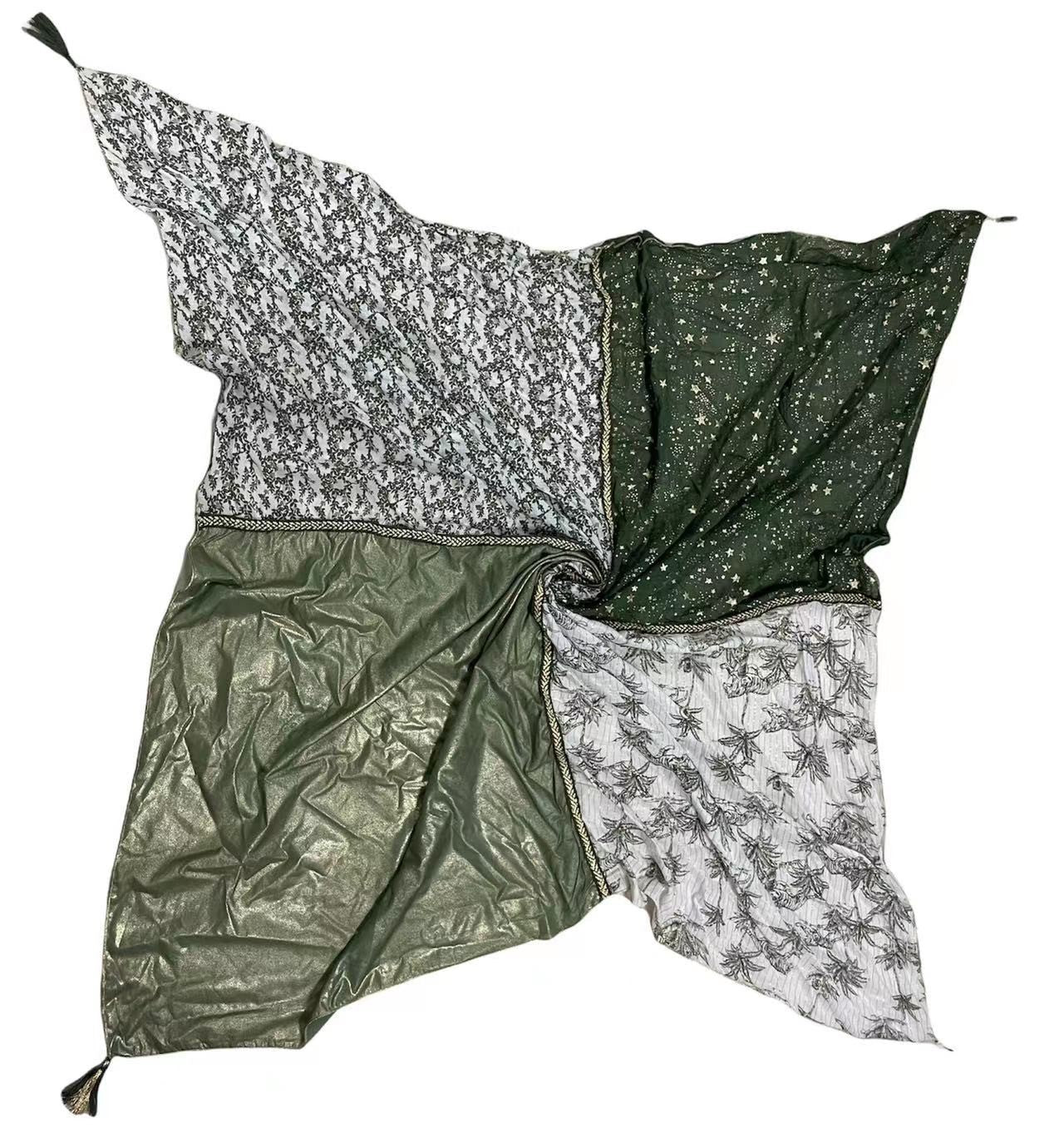 Vierseitiger Schal mit Sternen und Blättern in Khaki- und Weißtönen, verschiedene Muster und Texturen, quadratische Form