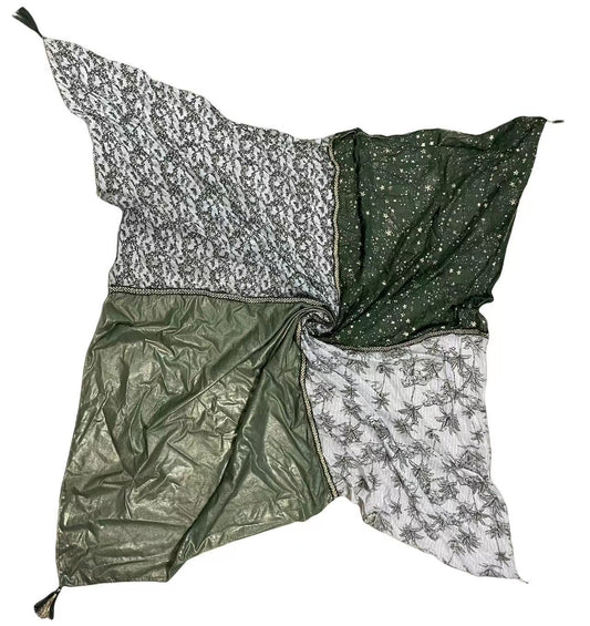 Vierseitiger Schal mit Sternen und Blättern in Khaki- und Weißtönen, verschiedene Muster und Texturen, quadratische Form