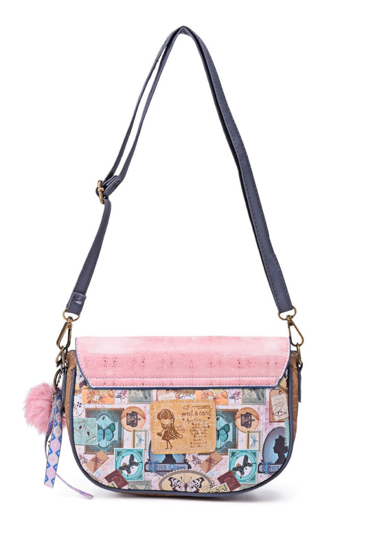 Bunte Umhängetasche mit Schmetterlings- und Postkartendesign, rosa Klappe, blauem Gurt und flauschigem Anhänger