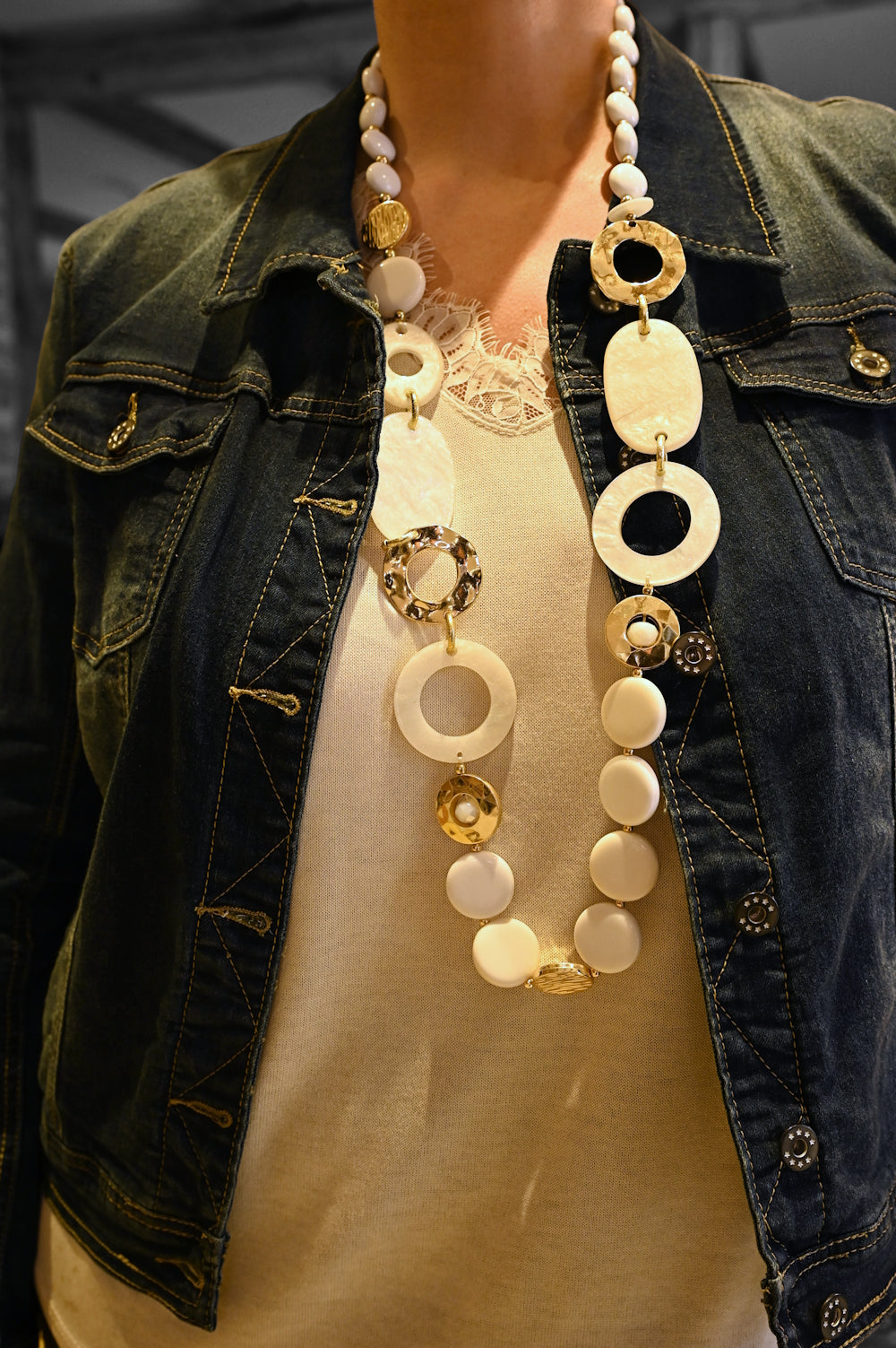 Vintage Anhänger Halskette in Weißtönen