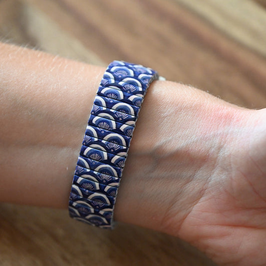 Vintage-Armband mit blau-weißem Fächermuster auf einem Handgelenk, japanisches Design, eleganter Schmuck