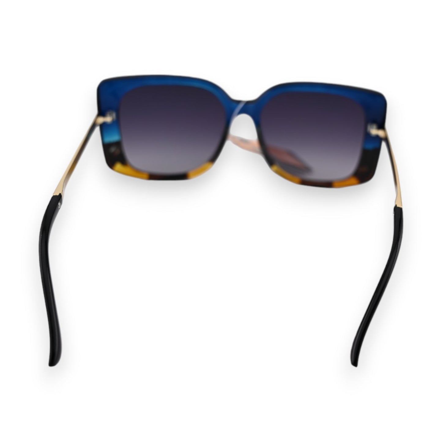 Vintage-Sonnenbrille mit blau-gelbem Farbverlauf, quadratischen Gläsern und goldenen Bügeln auf weißem Hintergrund