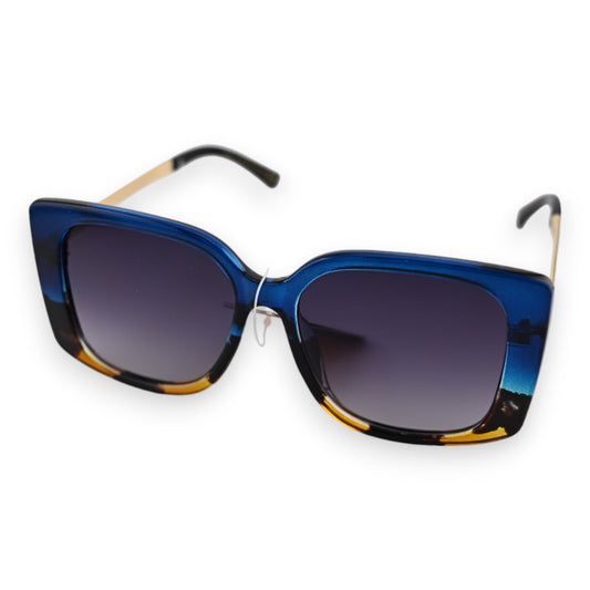 Vintage-Sonnenbrille mit blau-goldenem Rahmen und großen quadratischen Gläsern auf weißem Hintergrund