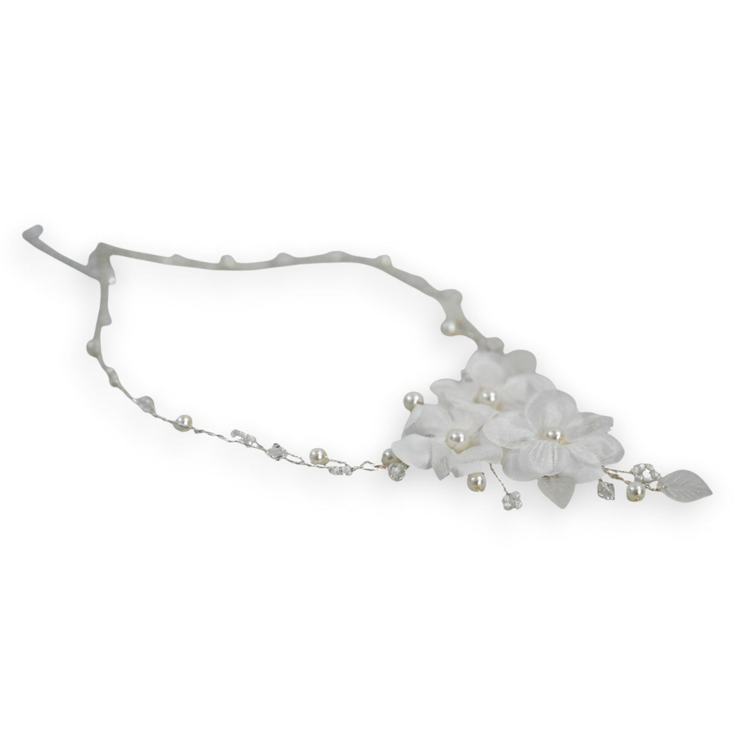 Elegante weiße Blumen- und Perlenkette aus Stoff für Hochzeiten, mit filigranen Blüten und Perlendetails