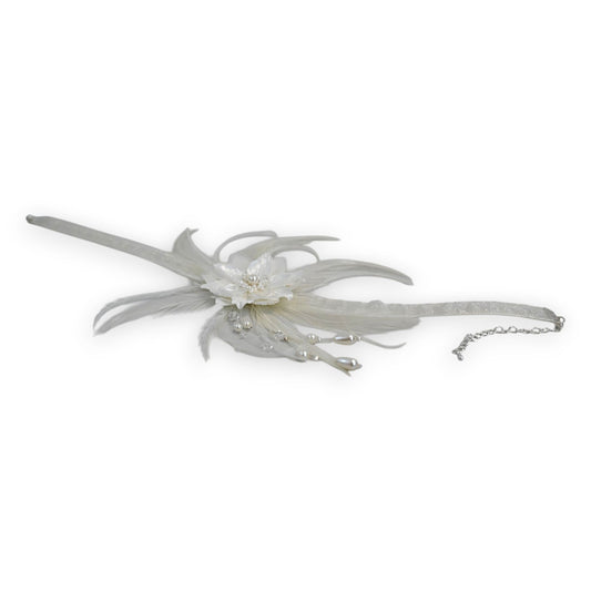 Eleganter weißer Halsreif mit Blumenmotiv aus Federn, Perlen und Glitzerelementen, an einer silbernen Kette