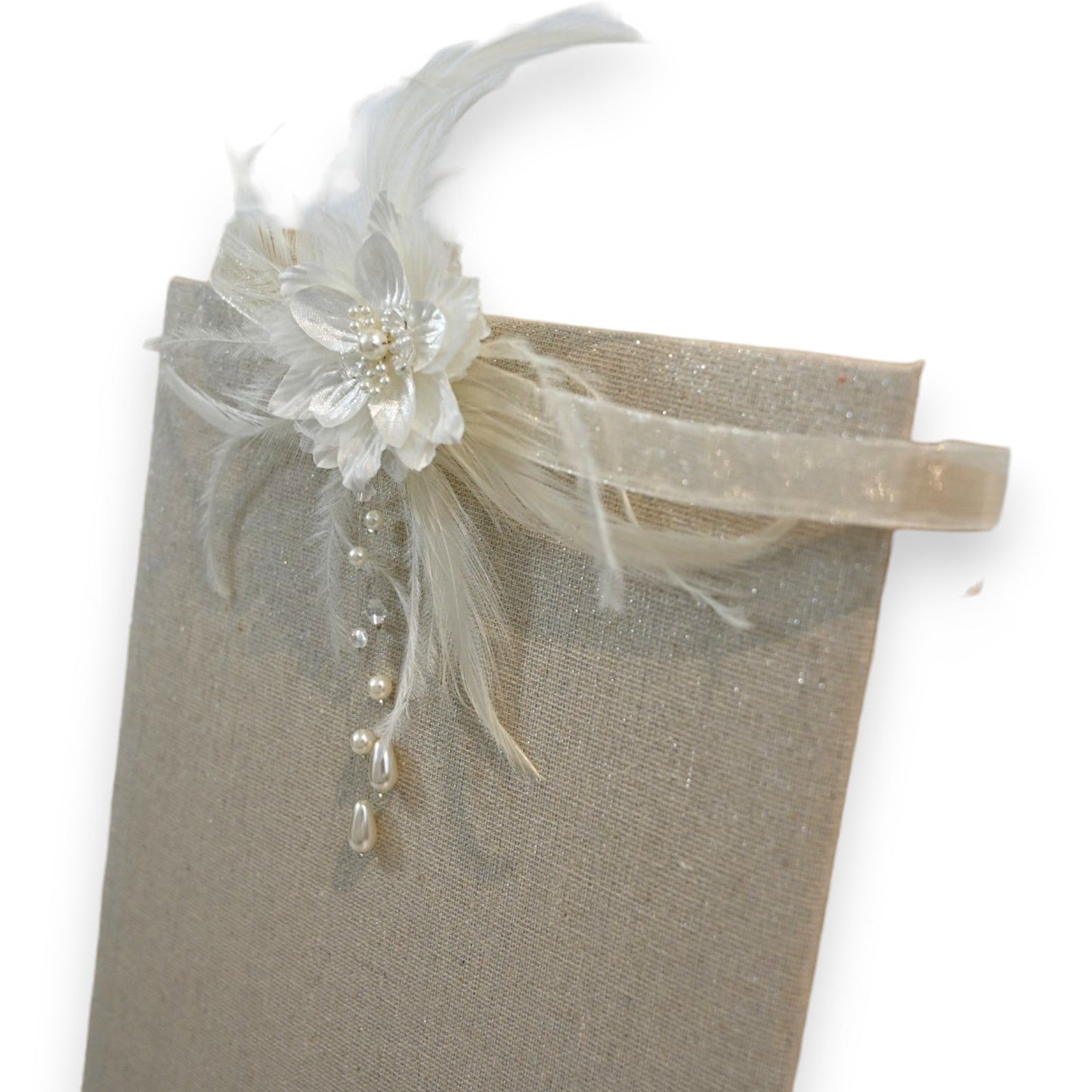 Eleganter weißer Halsreif mit Blumenornament, Federn und Perlen auf beigem Hintergrund, Brautschmuck