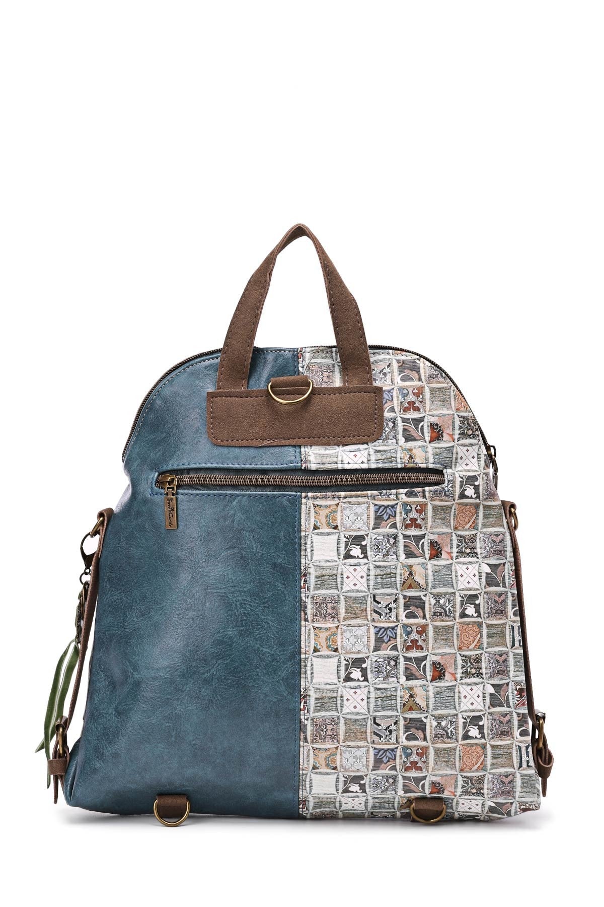 Zweifarbiger Rucksack mit blauem Leder und gemustertem Patchwork-Design, braunen Griffen und Reißverschluss-Details